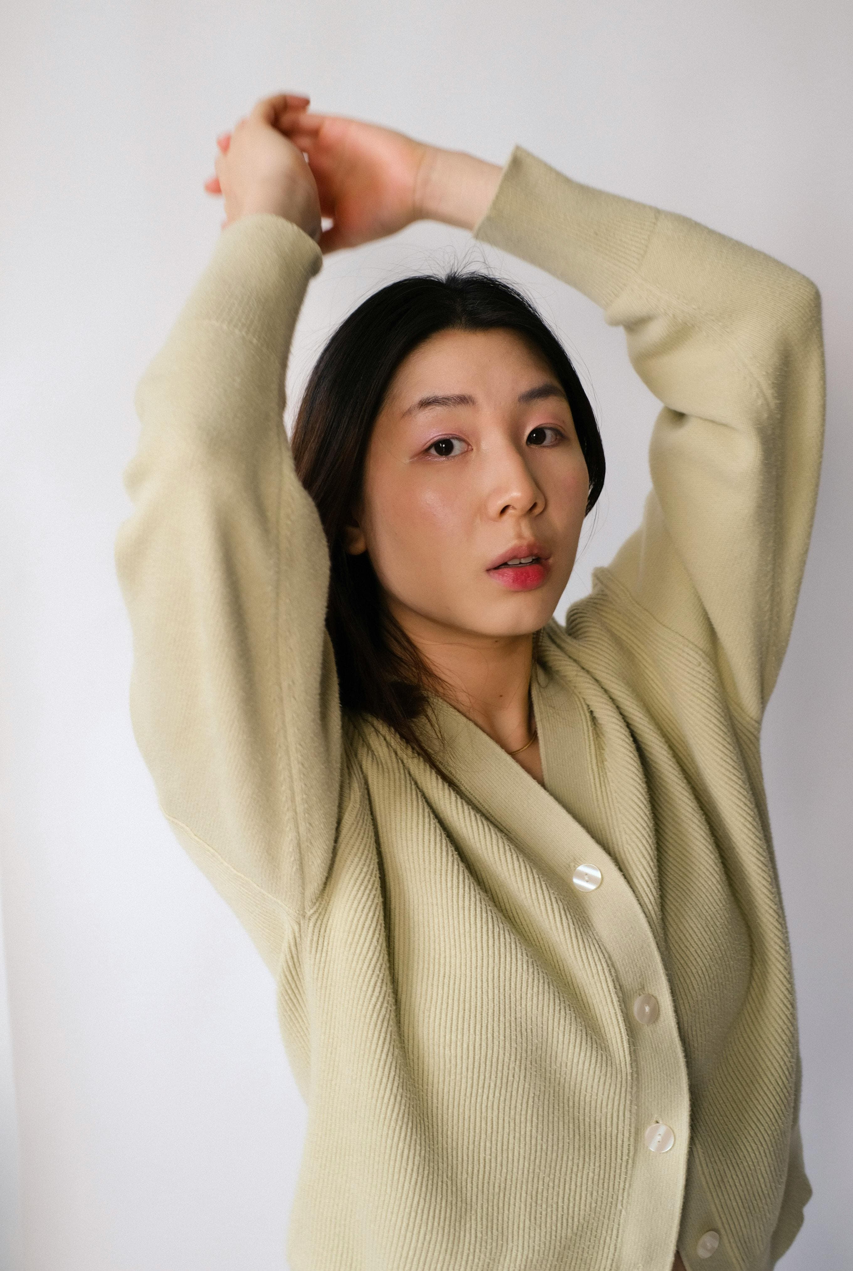 La Veste Cocon portée en studio — molleton biologique brossé, écru.