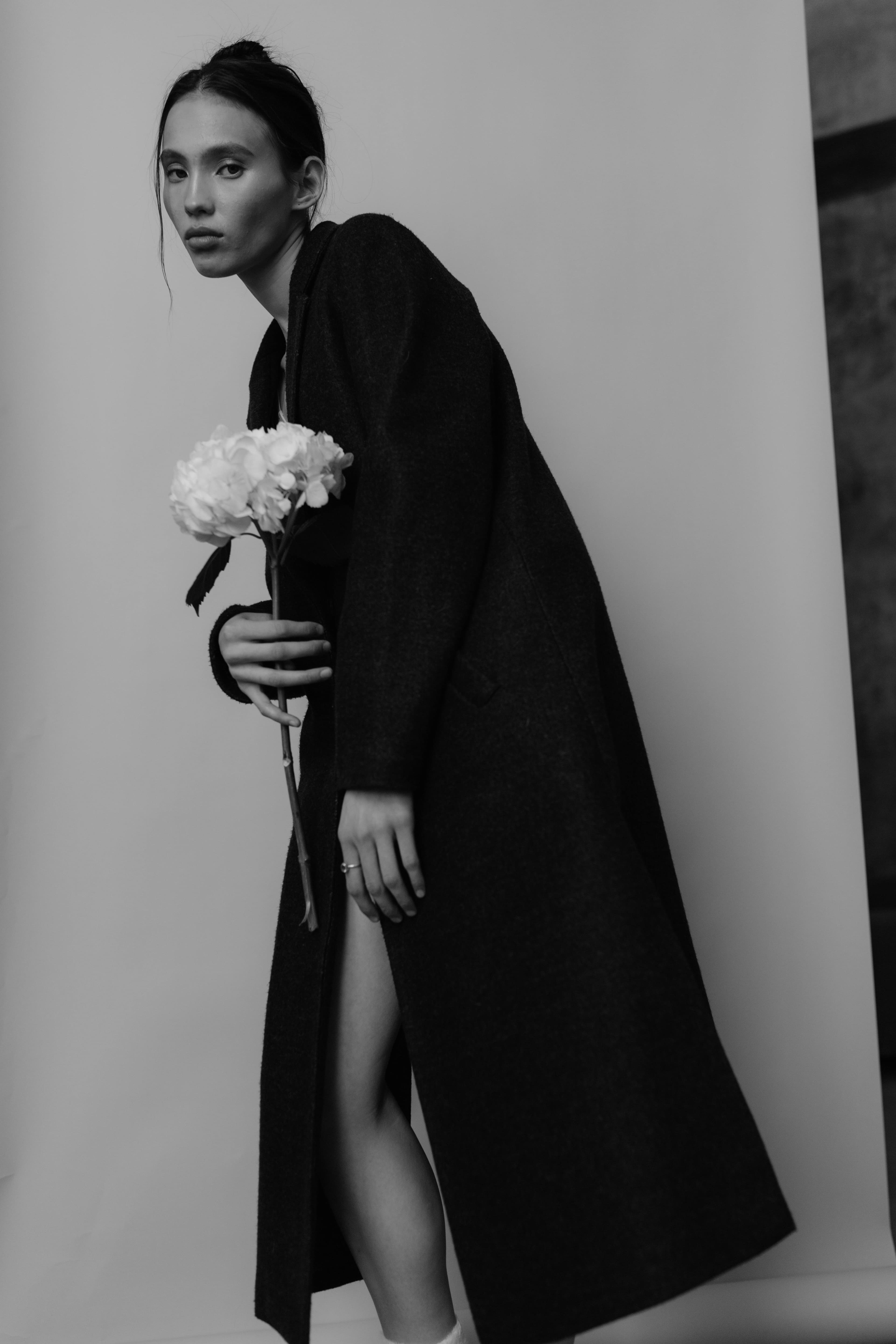 Le Manteau d’Hiver photographié en studio, noir et blanc — gaze tissée à la main, noire de galle.