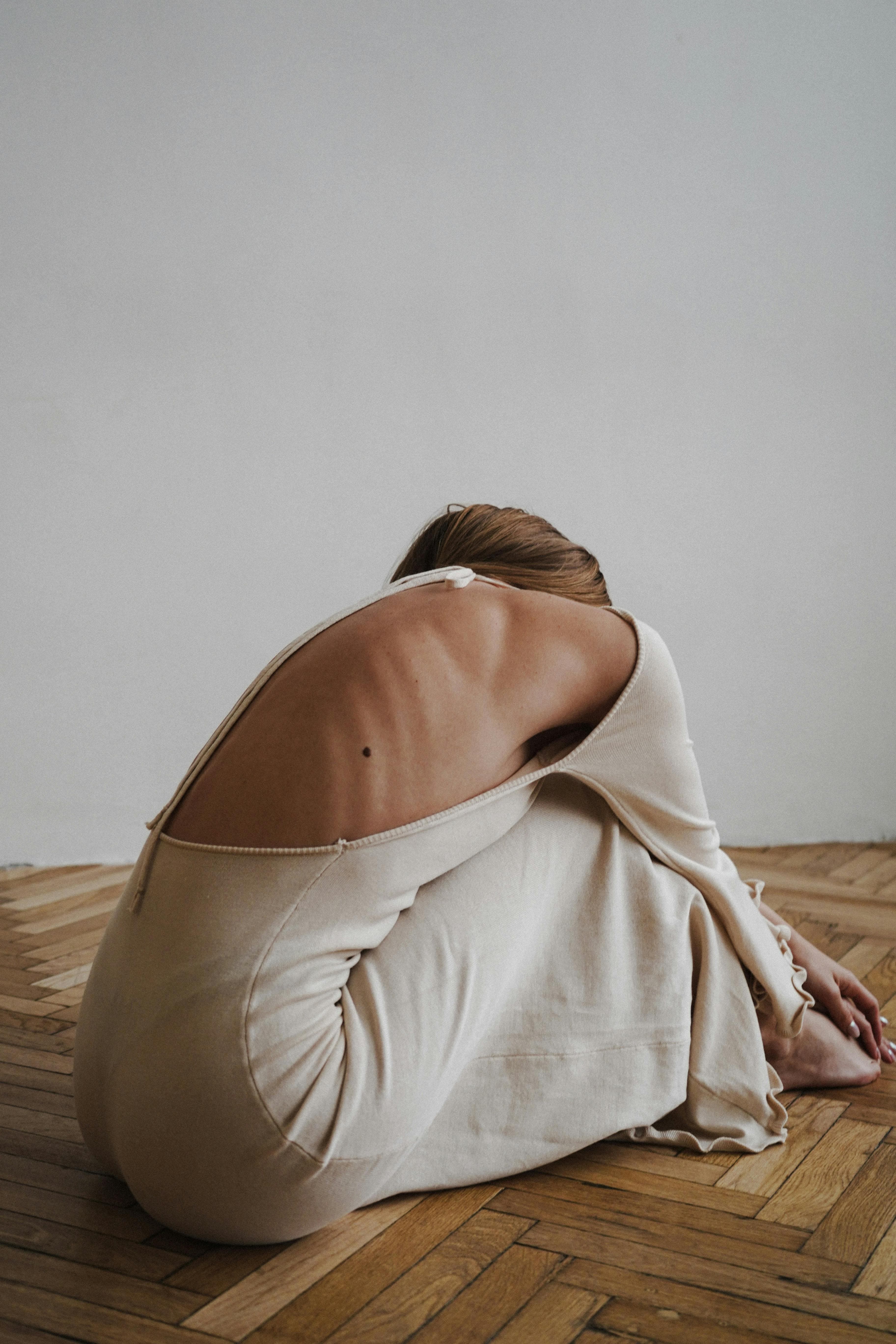 Une pièce du Livre IV, portée à la lumière du matin sur un parquet de chêne.