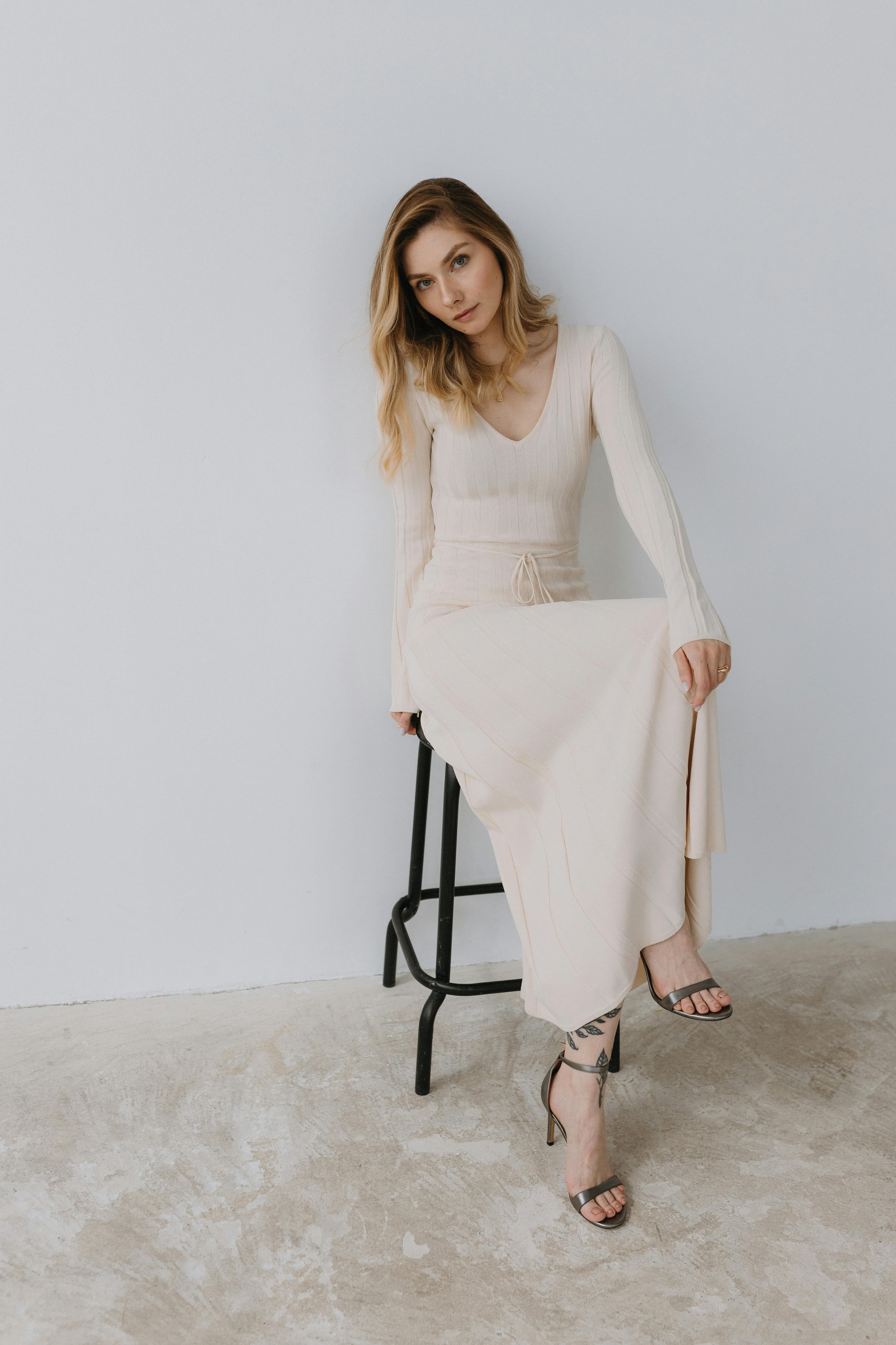 La Robe du Matin portée en studio — popeline biologique écrue, coupe longue et ample.