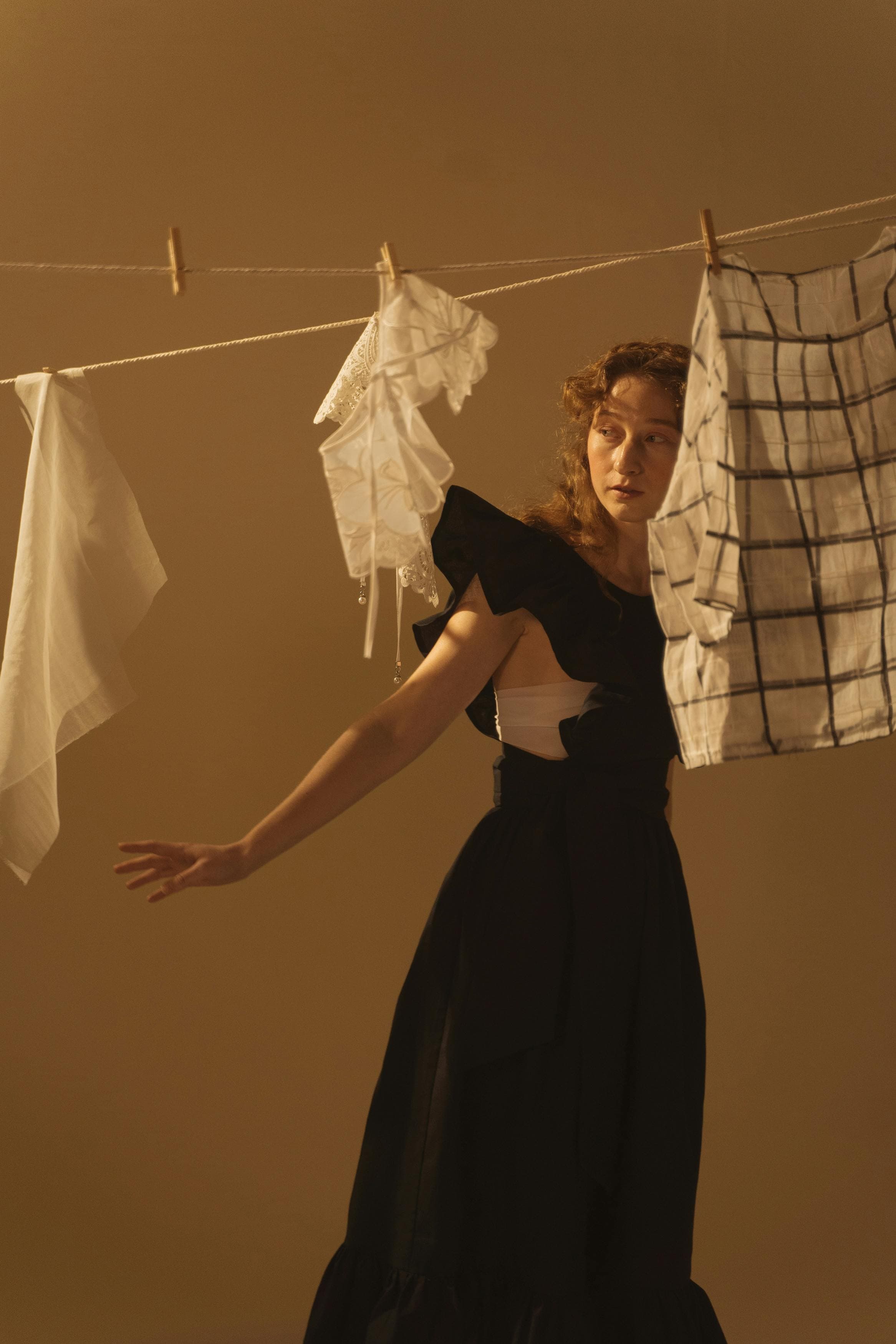 Un drap de lin mis à sécher, saisissant la lumière d’une cour en Ardèche.