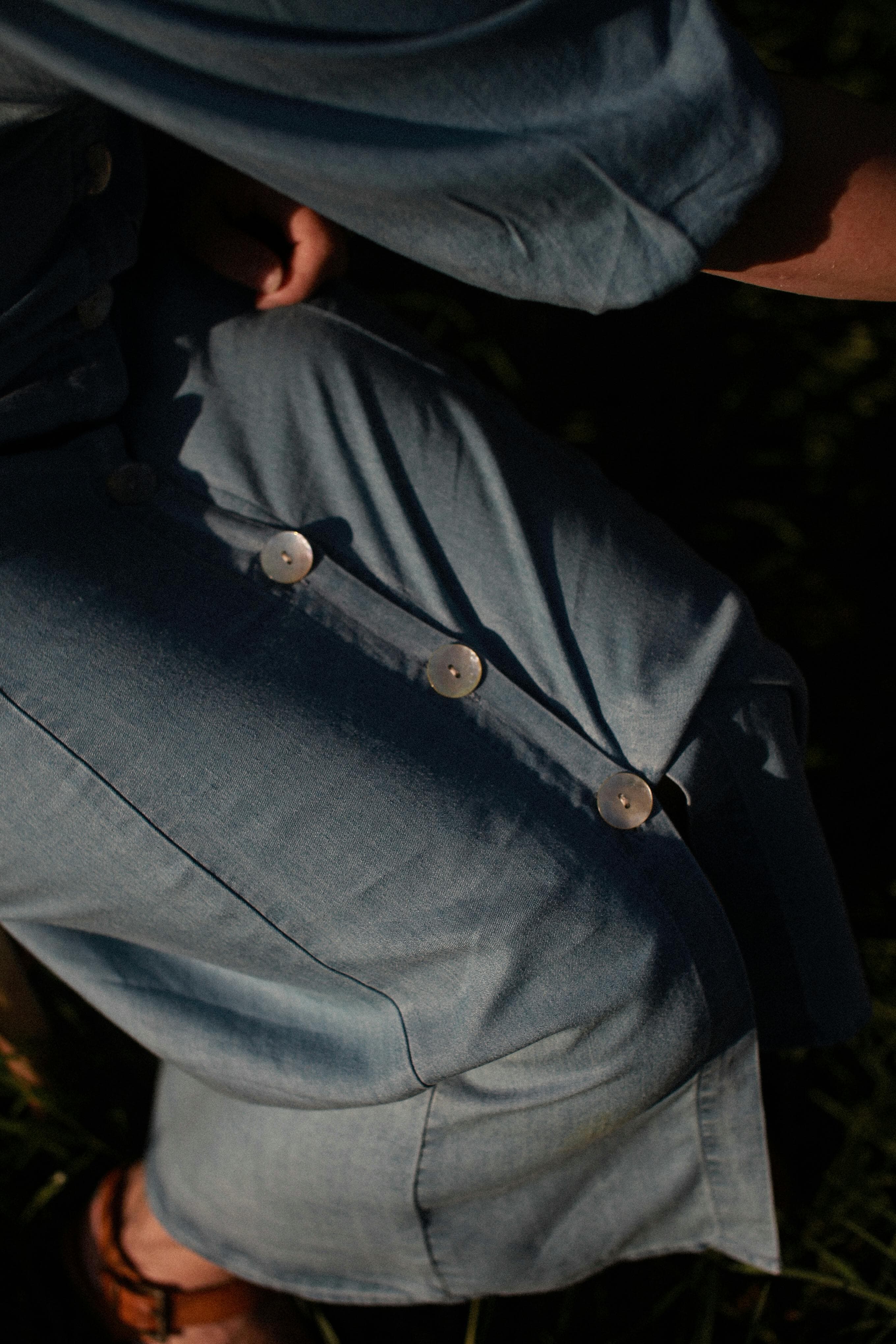 Gros plan d’un tissu de coton teint naturellement, saisi par le soleil.